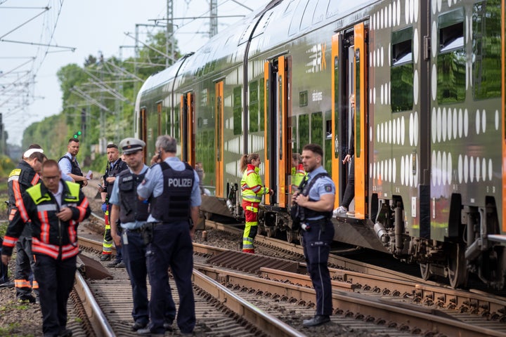 Policías vigilan el tren donde se produjo el ataque