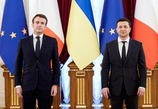 Le président ukrainien Volodymyr Zelensky (à droite) reproche à son homologue français Emmanuel Macron (à gauche) de faire des concessions à la Russie.