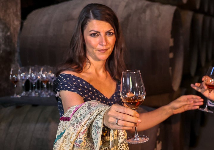 Macarena Olona, candidata de la ultraderecha en Andalucía, con un vino.