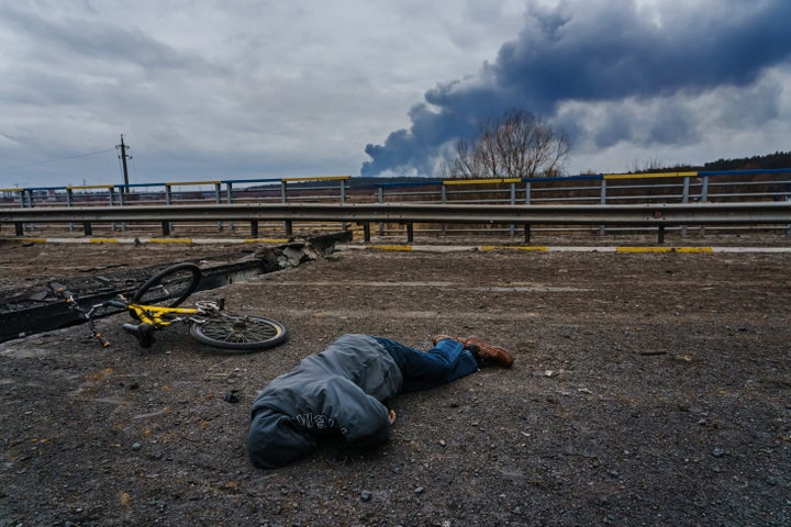 El cadáver de uno de los miles de civiles asesinados en Ucrania