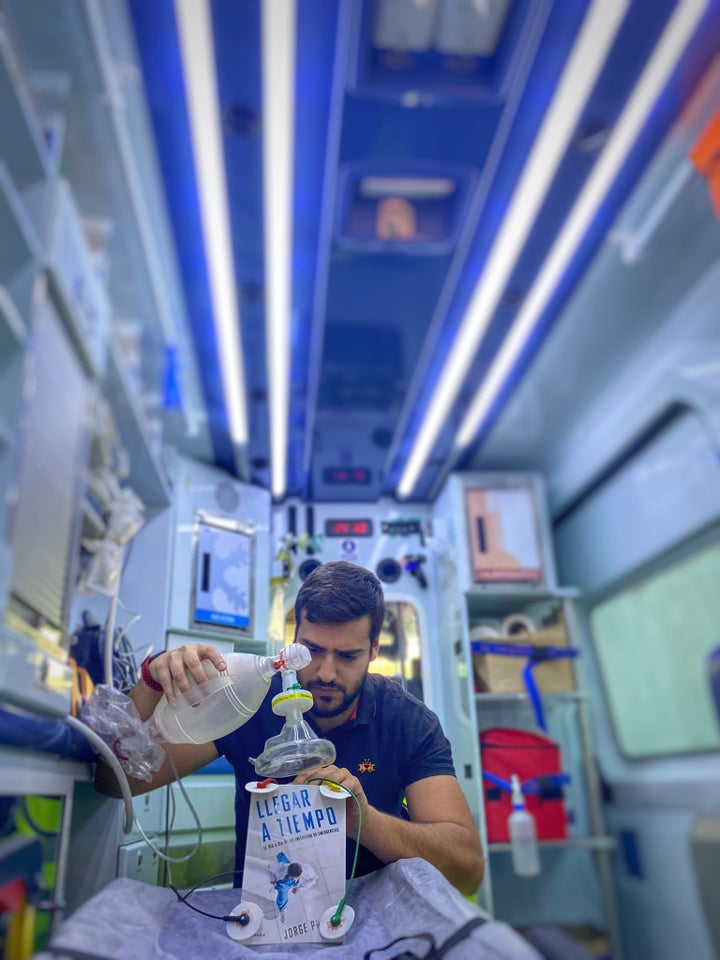 Jorge Prieto posa con su libro en una ambulancia.