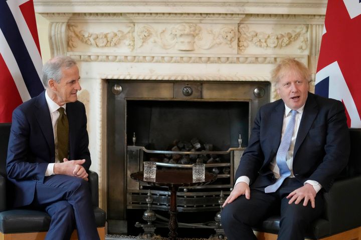 Ο πρωθυπουργός της Βρετανίας Μπόρις Τζόνσον συναντά τον Νορβηγό πρωθυπουργό Γιόνας Γκαρ Στέρε στην οδό Ντάουνινγκ 10 στις 13 Μαΐου 2022 στο Λονδίνο