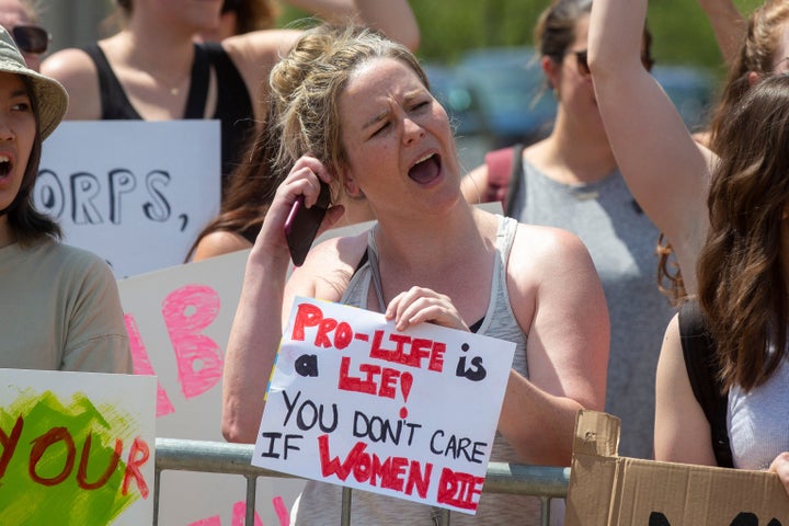 Una manifestante, con un cartel que dice: 'Ser provida es una mentira. No os preocupa si las mujeres mueren'. En Ottawa (Canadá), el 12 de mayo de 2022.