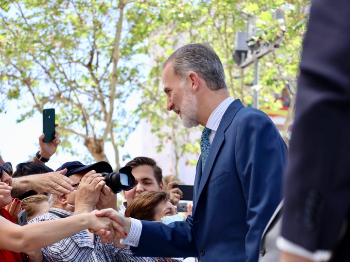 Felipe VI saluda a los vecinos de Puertollano justo antes del 'susto'