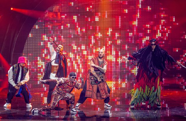 Qui pour battre l'Ukraine au concours de l'Eurovision? (Photo du groupe ukrainien Kalush orchestra le 13 May 2022 sur scène à Turin. Par Jens Büttner/dpa via Getty Images)