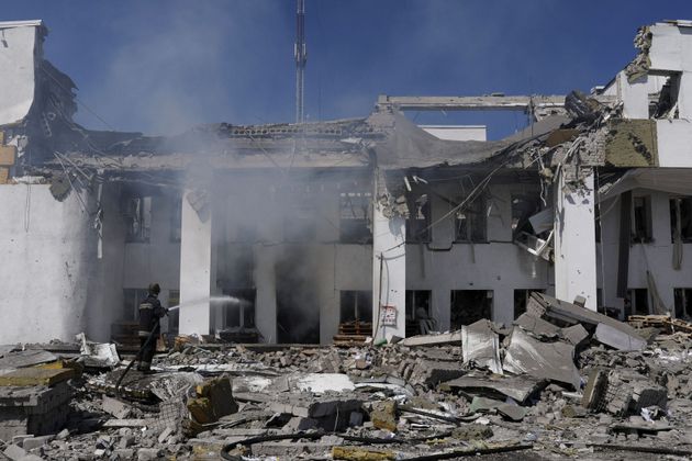 La maison de la culture de Kharkiv en feu après une frappe russe, le 13 mai