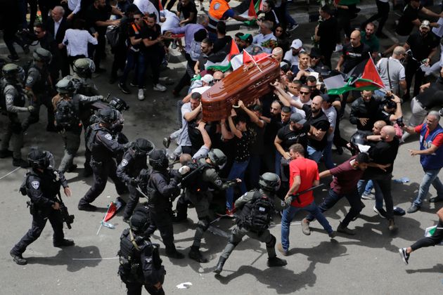 En Israël, la police ouvre une enquête après son opération aux obsèques de Shireen Abu Akleh (AP Photo/Maya Levin)