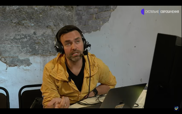 El presentador Timur Miroshnychenko desde un búnker comentando Eurovisión.