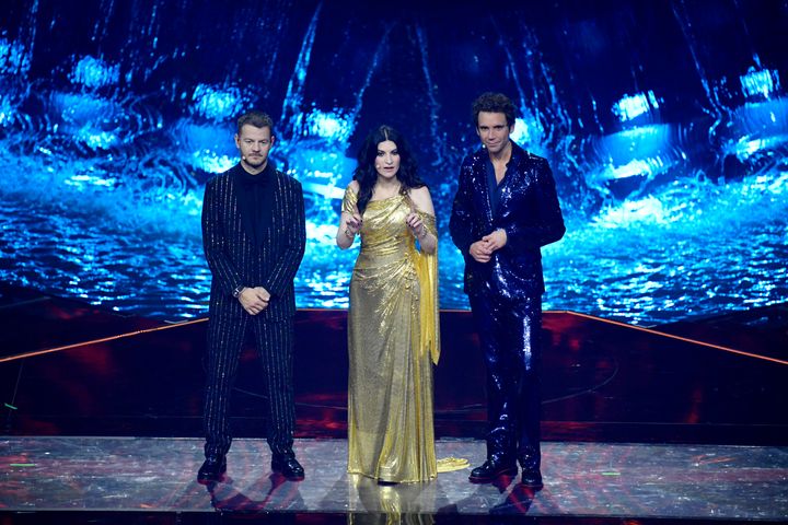Οι παρουσιαστές Αλεσάντρο Κάτελαν, Λάουρα Παουζίνι και Μίκα στην βραδιά του μεγάλου τελικού της Eurovision. 