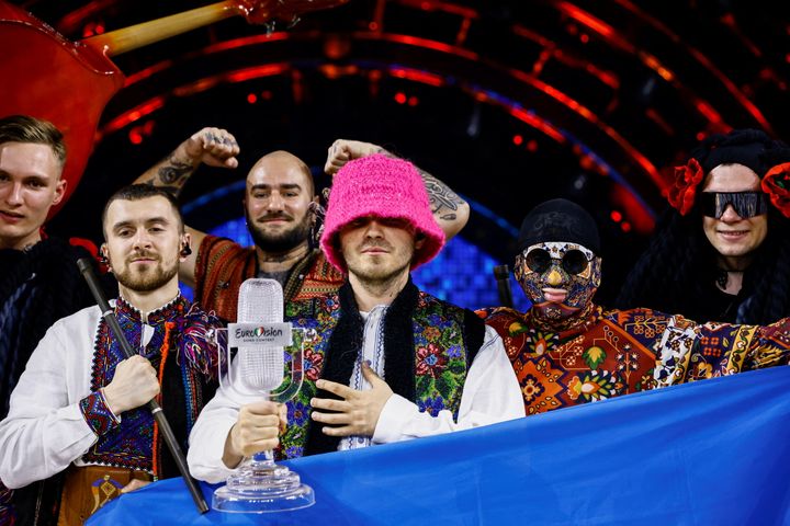 Kalush Orchestra, de Ucrania, tras proclamarse vencedores del Festival de Eurovisión 2022.