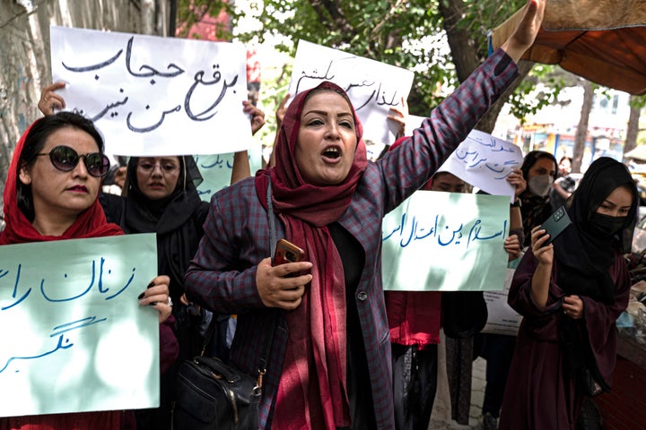 Un grupo de mujeres se manifiesta con el rostro descubierto en Kabul (Afganistán).