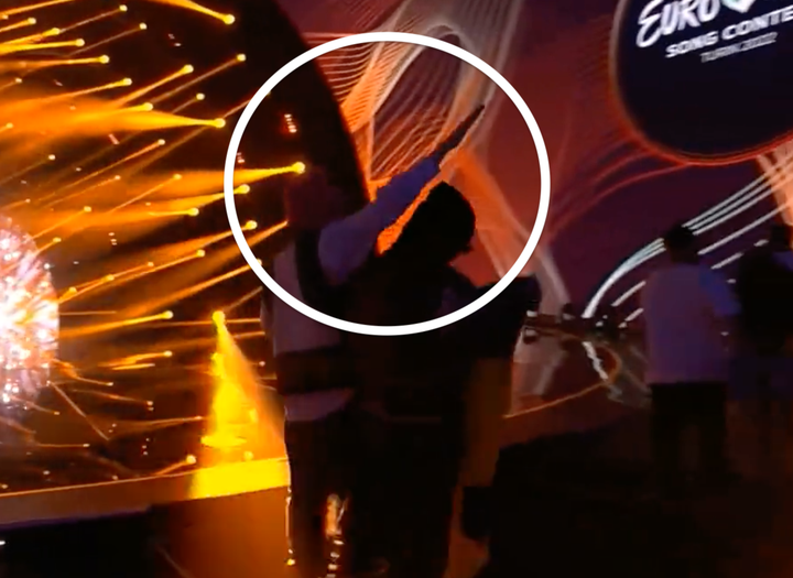 Oleh Psiuk, miembro de la banda ucraniana Kalush Orchestra ganadora de Eurovisión, levanta el brazo.