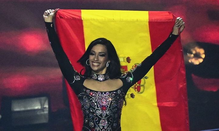 Chanel sale al escenario de Eurovisión con la bandera de España. 