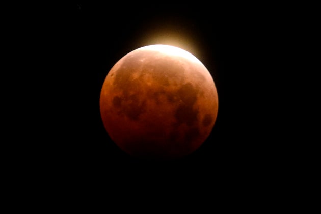 L'éclipse de Lune en mai 2021 dans le Pacifique, qui devrait ressembler à ce que la France pourra observer ce 16 mai 2022 au petit matin.