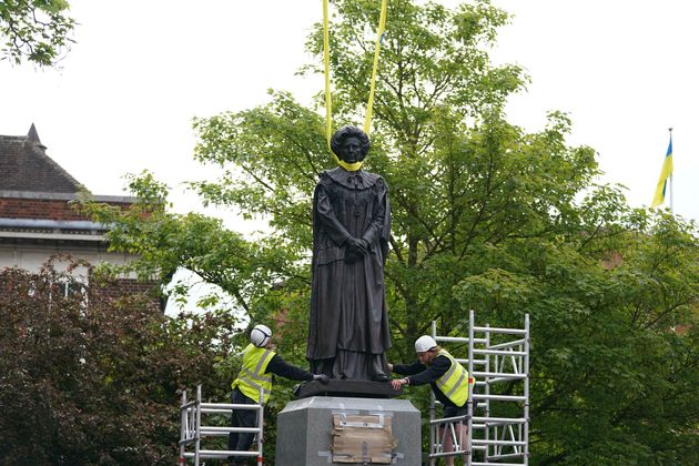 La statue en bronze de Margaret Thatcher déposée sur son socle à Grantham, au Royaume-Uni,...