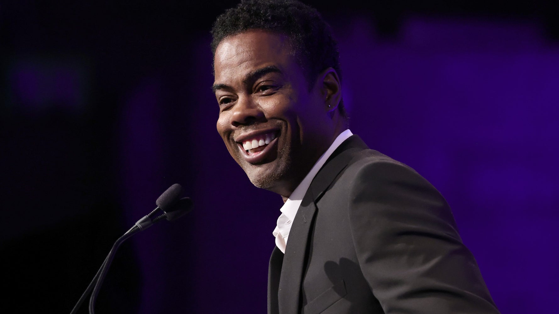 Chris Rock déchire le procès de Johnny Depp dans une émission comique : « Croyez toutes les femmes sauf Amber Heard »