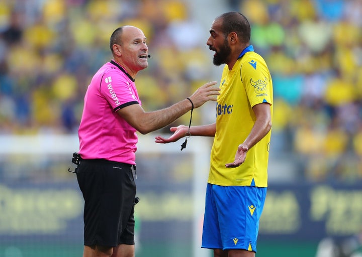 Mateu Lahoz habla con un jugador del Cádiz durante el partido contra el Real Madrid.