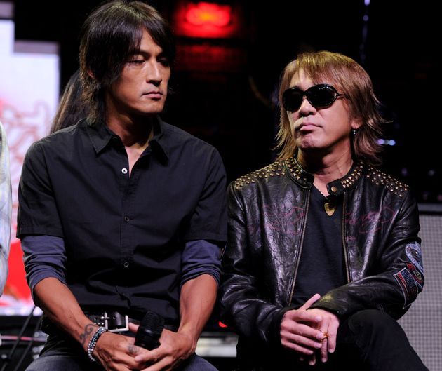 B'zの2人。左がボーカルの稲葉浩志さん、右はギタリストの松本孝弘さん（2011年撮影）