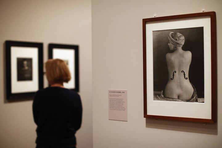 Η φωτογραφία «Le Violon d'Ingres» στο National Portrait Gallery στο Λονδίνο. 