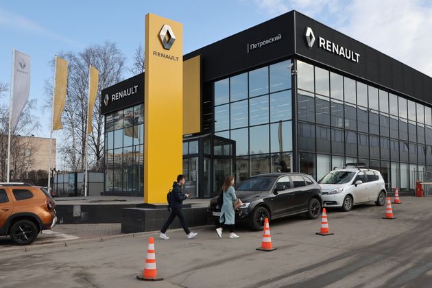 À la suite du conflit en Ukraine, le constructeur automobile Renault a pris la décision de vendre ses actifs russe à l'État russe (photo prise le 24 mars à Saint-Pétersbourg).
