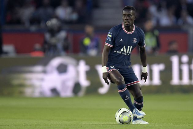 Le milieu de terrain du Paris Saint-Germain Idrissa Gueye, ici photographié le 17 avril dernier lors du match face à l'Olympique de Marseille, s'est fait porter pâle pour éviter de porter un maillot portant les couleurs du drapeau LGBT en Ligue 1.