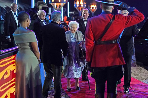 Elizabeth II tout sourire sur le tapis rouge à Windsor ce dimanche 15 mai 2022.