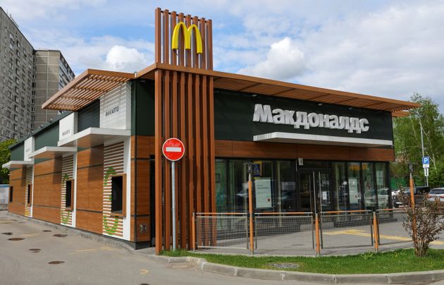 Après avoir déjà suspendu ses activités en Russie, McDonald's a annoncé quitter définitivement le pays....