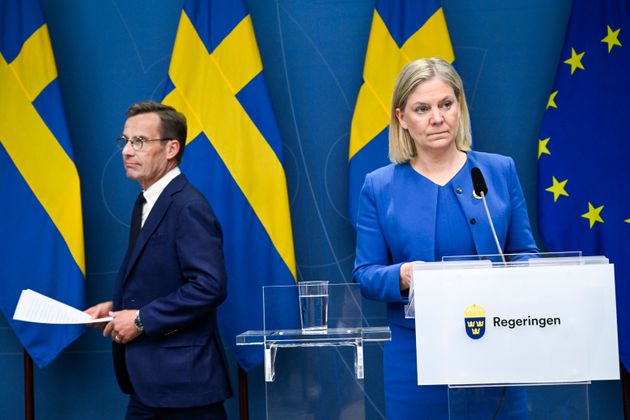 La Première ministre suédoise Magdalena Andersson, à droite, et le chef du Parti modéré, Ulf Kristersson, lors d'une conférence de presse à Stockhom où le gouvernement suédois a décidé de demander son adhésion à l'OTAN.