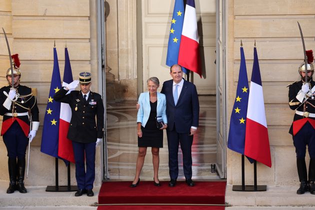 L'arrivée d'Elisabeth Borne à Matignon, accueillie par Jean Castex pour la passation de pouvoir ce lundi 16 mai.