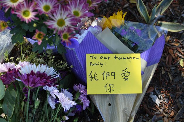 教会の外に置かれた追悼の花とメッセージ（2022年5月16日）