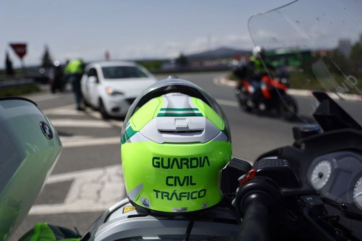Un casco y una moto de la Guardia Civil.