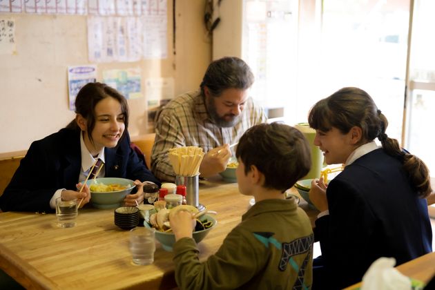 左端が嵐莉菜さん演じる主人公サーリャ。一家の父・妹・弟を演じた3人は実の家族でもある