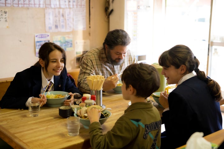 左端が嵐莉菜さん演じる主人公サーリャ。一家の父・妹・弟を演じた3人は実の家族でもある