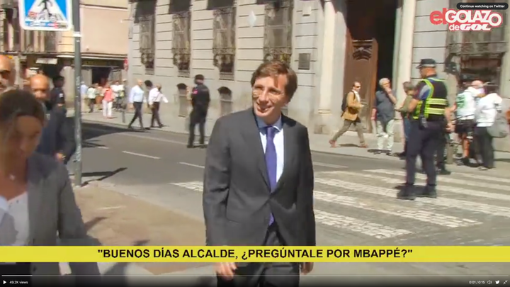 Almeida entrando en un acto.