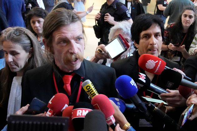 À gauche, Jesse Hughes et à droite Eden Galindo, deux membre du groupe de rock qui ont pris la parole à la barre pour livrer leur témoignage de victime des attentats du 13-Novembre 2015. 