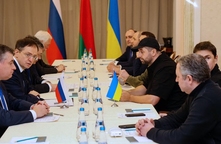 Imagen de la primera reunión entre las partes, el 28 de febrero en Gomel (Bielorrusia)