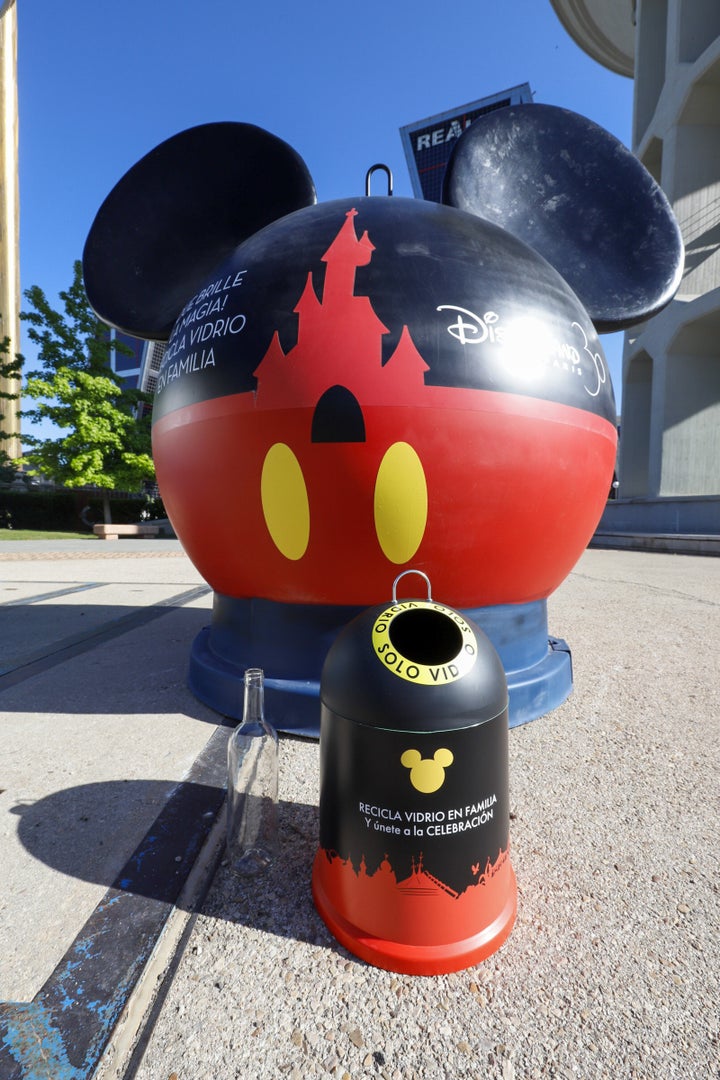El iglú y el miniglú de Mickey con el que Ecovidrio y Disneyland Paris han celebrado el Día Mundial del Reciclaje.