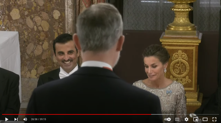 Letizia junto al emir de Qatar escuchando las palabras de Felipe VI.