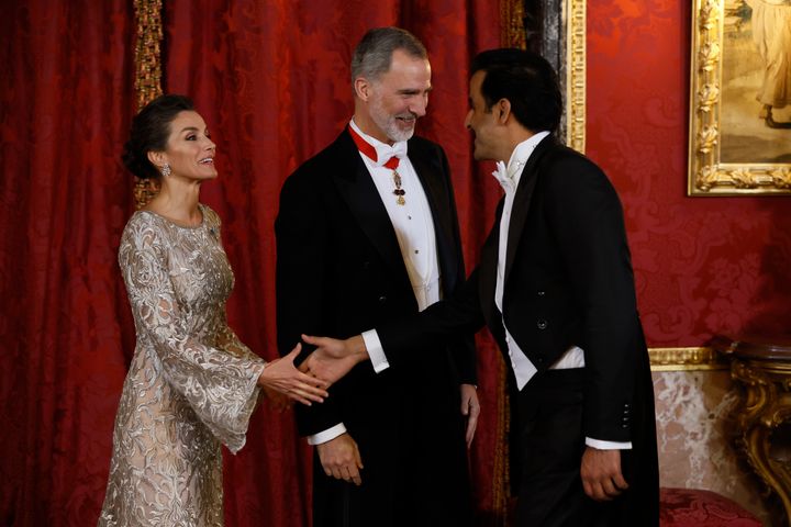 La reina Letizia saluda al emir de Catar, Tamim bin Hamad Al Thani a su llegada a la cena de gala.