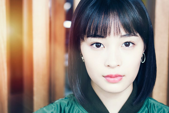 広瀬すずさんがルイ ヴィトンを身につけた 自撮り が神々しい 雰囲気の違いに 優勝してる と反響 画像 ハフポスト アートとカルチャー 広瀬すずさんがルイ ヴィトンを身につけた 自撮り が神々しい 雰囲気の違いに 優勝してる と反響 画像 ハフポスト アートとカルチャー