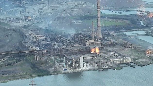 ロシア軍から焼夷弾とみられる攻撃を受けた際のアゾフスタリ製鉄所（2022年5月15日に公開された動画より）