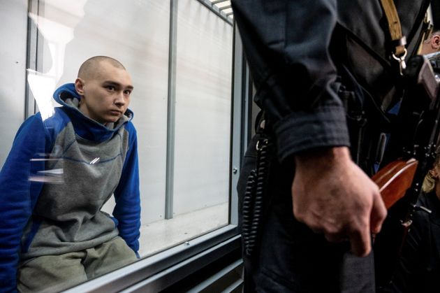 Vadim Chichimarine, 21 ans, est le premier soldat russe à être jugé pour crimes de...