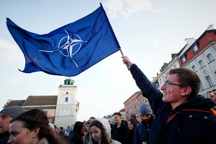 Un hombre enarbola la bandera de la OTAN el pasado 26 de marzo, durante la visita de Joe Biden a Varsovia.