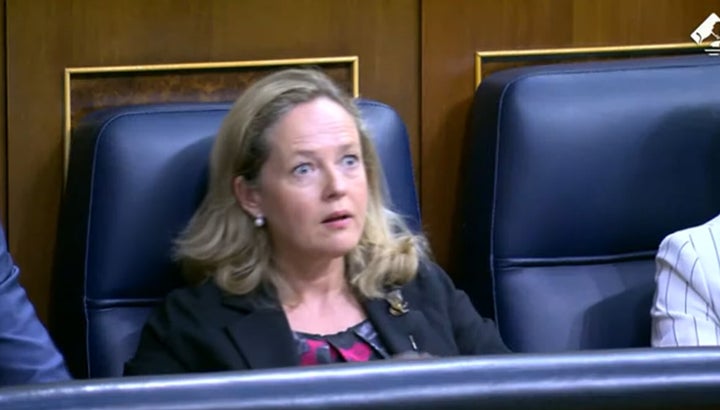Nadia Calviño, al escuchar a Mario Garcés.