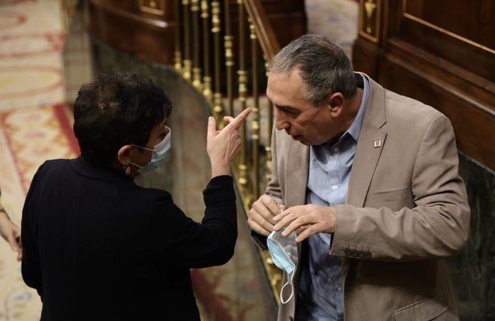 Joan Baldoví conversa con otra diputada en una foto de archivo.