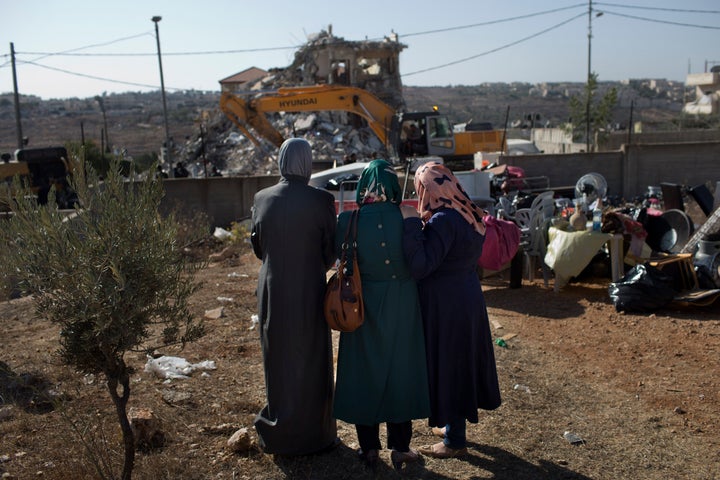 Unas palestinas observan la demolición de una casa en el barrio de Beit Hanina, al este de Jerusalén, en una imagen de archivo.