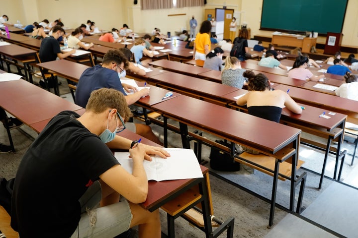 Estudiantes durante la prueba de EvAU.