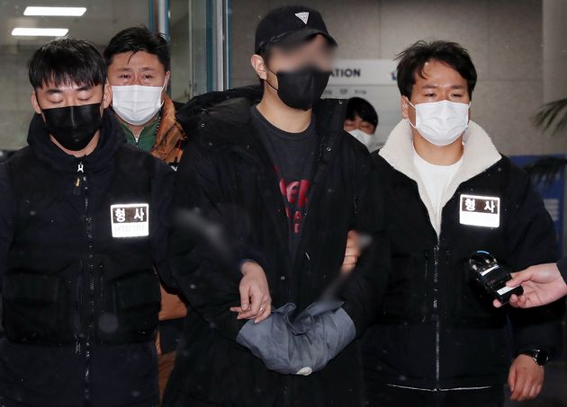 A man in his 20s, who broke into the house of child rapist Jo Doo-soon (69) and attacked Cho with a blunt weapon, went to the detention center after completing a warrant substantive examination held at the Ansan Branch of the Suwon District Court in Ansan, Gyeonggi Province on the afternoon of the 18th.