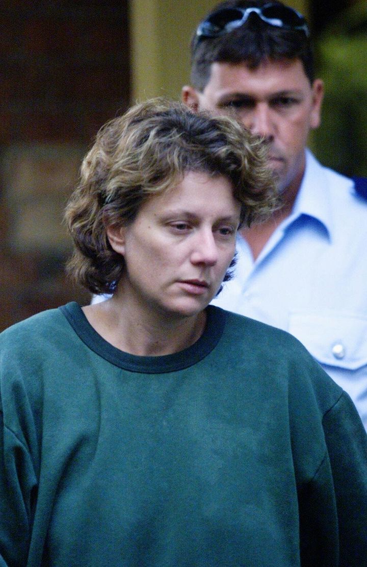 Kathleen Folbigg a la entrada de un juicio por la muerte de sus hijos en 2004.