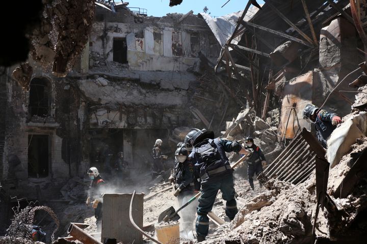 Servicios de emergencia, retirando escombros de un edificio bombardeado en Mariupol.